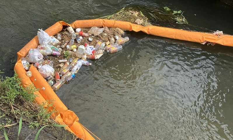 オイルフェンスにかかったプラスチックごみ